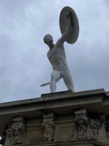 Herrschaftlich und in einen wunderschönen Garten eingebettet liegt das Schloss Charlottenburg im Westen Berlins.